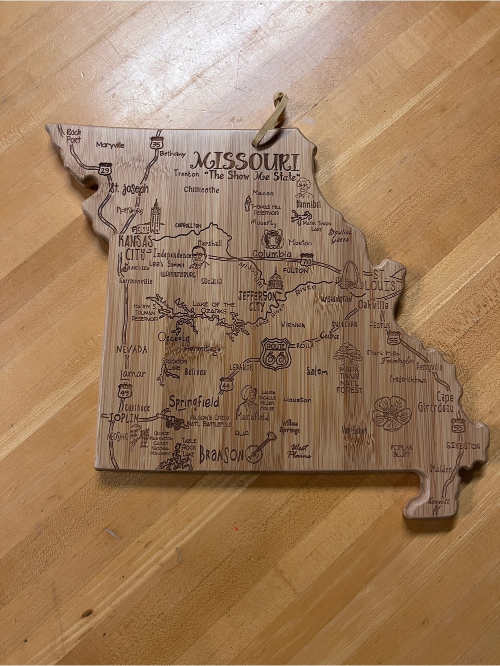 Missouri State-Shaped Bamboo Cutting Board with Engraved Map